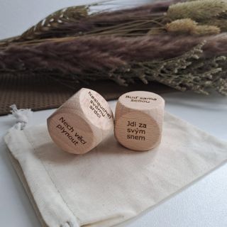 Hledáš malý rituál, který ti dokáže rozzářit i obyčejný den? Tak jsi tady správně :) Dřevěné afirmační kostky ti...